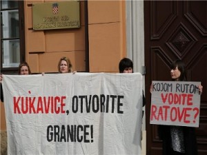 Aktivisti su ispred Suda istaknuli transparente "Kukavice, otvorite granice" i "Kojom rutom vodite ratove?"