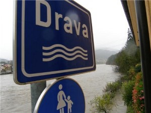 Na slici nabujala rijeka Drava u Sloveniji (Vuzenica). foto FaH/ STA/Vesna PUŠNIK BREZOVNIK/ ik