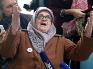 Majke iz Srebrenice gledaju prijenos izricanja presude u Den Haagu. Foto:  EPA/FEHIM DEMIR