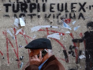 Grafit 'Sramota EULEX-a' na zidu u Prištini 