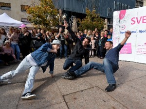 Arhivska fotografija: događanje na Cvjetnom trgu u sklopu javnozdravstvene akcije „Uhvati ritam“ održane povodom Mjeseca borbe protiv raka dojke, listopad 2017., foto: cinidobrustvar.hr