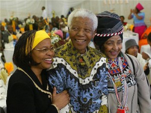 Na slici: Nelson Mandela na proslavi 86 rođendana sa suprugom Graca Machel, lijevo, i bivšom suprugom Winnie Madikizela Mandela. Arhivska foto, EPA