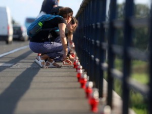 Udruga Životna linija organizira hrvatsko obilježavanje Svjetskog dana prevencije samoubojstava, u sklopu kojeg su volonteri udruge zapalili 625 svijeća (lampiona) uzduž Mosta slobode u Zagrebu. foto HINA/ Daniel KASAP