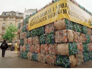 arhivska fotografija, FAH: Na zagrebačkom Cvjetnom trgu Zelena akcija je postavila kocku otpada od plastične ambalaže povodom Dana planeta Zemlje.