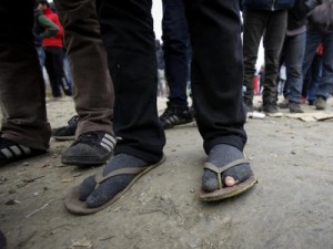 Migranti čekaju na jelo u izbjegličkom smještaju u Velikoj Kladuši 