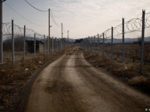 Od 2016. se na granici između Sjeverne Makedonije i Grčke nalazi ograda od bodljikave žice