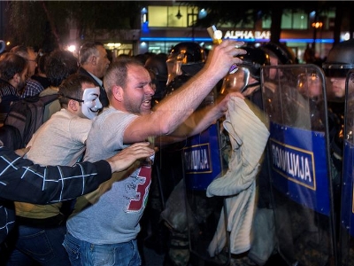 Pristaše najveće oporbene stranke socijaldemokrata (SDSM) pokušavaju probiti policijski kordon.