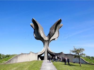 Komemoracija počinje kolonom sjećanja od Memorijalnog muzeja u Jasenovcu prema spomeniku „Kameni cvijet“.