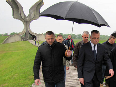 Na fotografiji: Ministar Hasanbegovic pred spomenikom Cvijet. Foto: Mate Piskor / CROPIX