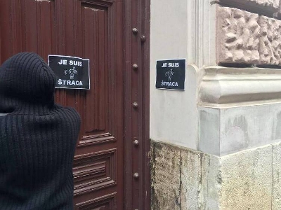 Sajajevske feministice su izvjesile svoj odgovorna ulazna vrata nadbiskupskog ordinarijata u Sarajevu. Foto: Klix.ba) 