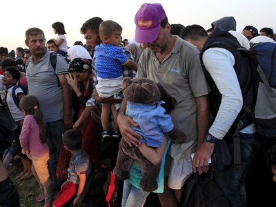 Syrian migrants wait for a bus to register in a camp after they crossed the Hungarian-Serbian border near Roszke, Hungary August 27, 2015. Hungary made plans on Wednesday to reinforce its southern border with helicopters, mounted police and dogs, and was also considering using the army as record numbers of migrants, many of them Syrian refugees, passed through coils of razor-wire into Europe. REUTERS/Bernadett Szabo