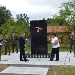 "Ranjena golubica" na mjestu masovne grobnice kod Gline