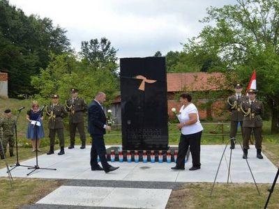 Spomen-obilježje je djelo hrvatskog akademskog kipara Slavomira Drinkovića