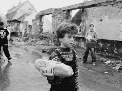 Izbjeglice iz Bihaća u razrušenom Turnju kod Karlovca, 1994. (dečko s kruhom)  Foto: Saša Kralj