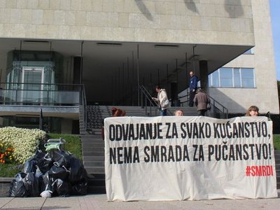 U sklopu performansa aktivisti/ce su oko koša za smeće ispred zgrade Gradske uprave napravili usmrdjelo brdo od smeća