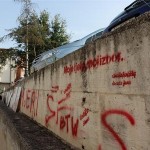 Ispred šibenske bolnice na zidu ispisano “Moje tijelo, moj izbor”