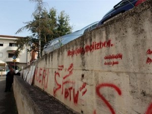 Poruka "Moje tijelo, moj izbor" ispisana je u ponedjeljak navečer na zidu ispred šibenske bolnice, gdje aktivisti iz molitvene zajednice "40 dana za život" mole protiv pobačaja, a za natpis su, kako su Hini potvrdili iz organizacije Antifa Šibenik, zaslužni iz Antifašističke fronte žena. foto HINA/ ua
