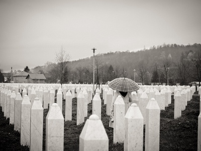 U ljeto 1995. ubijeno je nekoliko hiljada zarobljenika iz prethodno zaštićene enklave Srebrenica