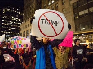 Anti-Trump prosvjedi ispred Trump nebodera na Manhattanu, New York, USA, Foto: EPA/KEVIN HAGEN