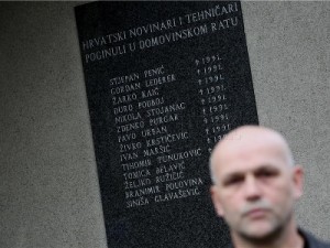 Na fotografiji Spomen-ploča hrvatskim novinarima, snimateljima i tehničarima ubijenima u Domovinskom ratu i Saša Leković. foto HINA/ Lana SLIVAR DOMINIĆ/ lsd 