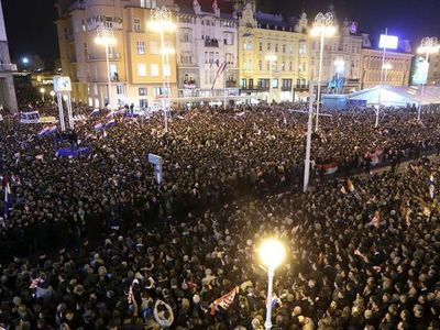 1996. godine se 120.000 građana sa svijećama u rukama okupilo se na Trgu bana Jelačića