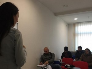 Sonja Nerad s azilantima koji uče hrvatski