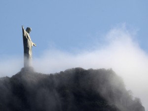 Rio de Janeiro, 09.08.2016 - Prve zrake sunca jutros su od oblaka oslobodile Kip Krista iskupitelja na vrhu brda Corcovado u Rio de Janeiru. foto HINA/ Damir SENČAR /ds