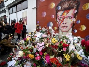 Bowievi fanovi ostavljaju cvijeće pored počasnog murala Davidu Bowieu u njegovu rodnom mjestu Brixton, London, Velika Britanija, 12. siječnja 2016., foto: EPA