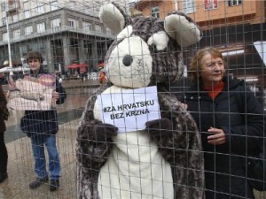Performans Prijatelja životinja "Činči u kavezu" na Trgu bana Jelačića za spas činčila, foto HINA/ Lana SLIVAR DOMINIĆ /lsd