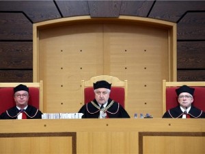 Poljski Ustavni sud: predsjedatelj sudac Andrzej Rzeplinski sa sucima Piotr Tuleja (D) i Andrzej Wrobel (L), Foto: EPA