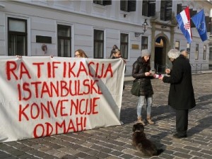 Aktivistice za ženska prava predale su u utorak u Vladi oko 25 tisuća potpisa građana, kao potporu zahtjevu za hitnom ratifikacijom Istanbulske konvencije, foto HINA/ Mario VRANDEČIĆ/ ua