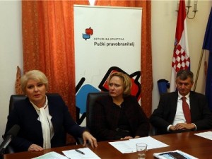 Na slici pučka pravobraniteljica Lora Vidović (S), ministar zdravstva Milan Kujundžić (D) i koordinatorica za zdravstvene projekte u Petrinji Marina Kovač (L). Foto Hina/ Dario GRZELJ/ dag