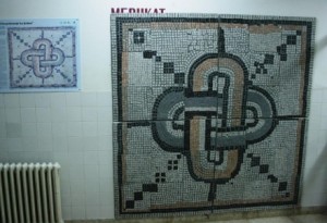 Mozaik je izrađen od ukupno 36 dijelova i ima 4m2, a predstavlja Solomonov čvor, koji simbolizira vječnost.