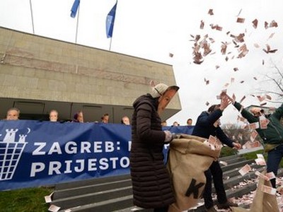 Aktivisti Prava na grad i Zelene akcije izveli su prosvjednu akciju ispred zgrade Gradske uprave 