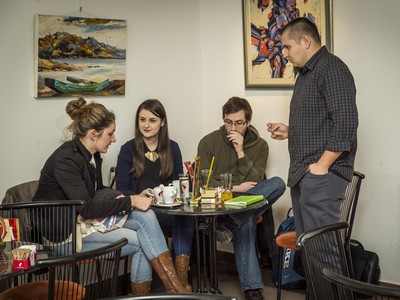 Filozofski cafe održava se u javnim prostorima, u kafićima i knjižnicama, ili u srednjim školama