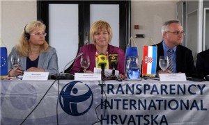 Na slici (L-D) Inguna Kramina, predsjednica Transparency International Hrvatska Davorka Budimir i potpredsjednik TIH Don Markušić. foto HINA/ Damir SENČAR