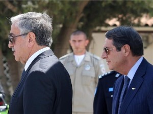 Dvojica ciparskih čelnika, Grk Nikos Anastasiades (D) i Turčin Mustafa (L), Foto: EPA/KATIA CHRISTODOULOU