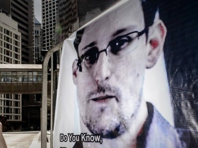 U lipnju 2013. Snowden je predao Washington postu i Guardianu niz povjerljivih materijala o programima za praćenje 