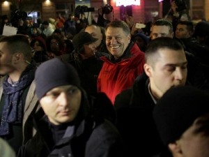 Na prosvjedu u Bukureštu bio je i predsjednik Iohannis (u crvenoj jakni).