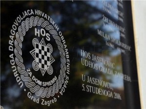 Spomen ploča sa naptisom "HOS Za dom spmreni" koju su u centru Jasenovca postavili veterani HOS-a Jasenovca i Udruge dragovoljaca HOS-a Grada Zagreba u sjećanje na 11 poginulih pripadnika 1. satnije "Ante Paradžik" Hrvatskih obrambenih snaga (HOS), koji su stradali na tom području. foto HINA/ Dario GRZELJ /ds