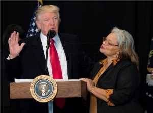 Predsjednik SAD-a Donald J. Trump i Alveda King, nećakinja Martina Luthera Kinga Jr., u Nacionalnom muzeju afroameričke povijesti i kulture u Washingtonu, DC, SAD, 21. veljače 2017. Foto: EPA / KEVIN DIETSCH / POOL