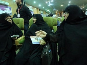 Konzervativna političarka Fatemeh Alia (u sredini)