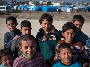 Djeca ispred izbjegličkoga kampa