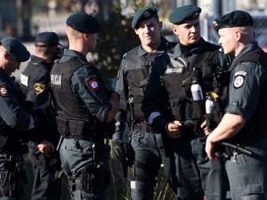 Na fotografiji: Slovenski policajci. Foto: Robert Fajt / CROPIX