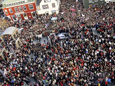 U listopadu su tisuće islandskih radnica napustile svoja radna mjesta točno u 14.38 sati kako bi protestirale zbog rodne nejednakosti u plaćama 