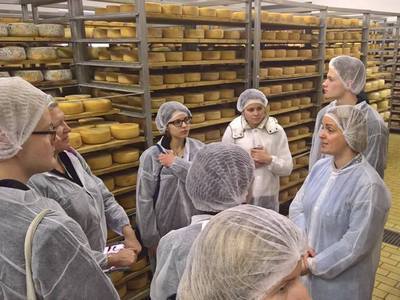 Učenici su se upoznali i s proizvodnjom paškog sira
