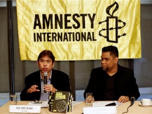 Noel Olano (L), voditelj filipinskog ureda Amnesty Internationala, govori na tiskovnoj konferenciji predstavljajući godišnje izvješće sa koordinatorom izrade Wilnorom Tata (D). Foto: EPA/ROLEX DELA PENA.