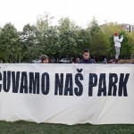 Članovi inicijative “Čuvamo naš park” priječe ulazak u park djelatnicima Zrinjevca