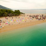 Akcija na bolskoj plaži Zlatni rat – ručnicima ispisali “Zauzeto”