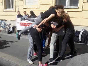  Plesni umjetnici započeli su u utorak ujutro pred institucijama vlasti na Gornjem gradu prosvjednu akciju "Tjelovanje", u okviru koje će sljedeća 24 sata plesnim izvedbama još jednom upozoriti na netransparentno upravljanje Zagrebačkim plesnim centrom (ZPC), odnosno na potrebu društveno odgovornijeg odnosa prema javnim resursima općenito. foto HINA/ Anamarija GRBIN/